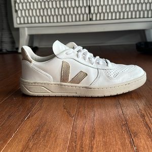 Veja V-10 Leather White Gold. Women. Size EUR 40/ US 9